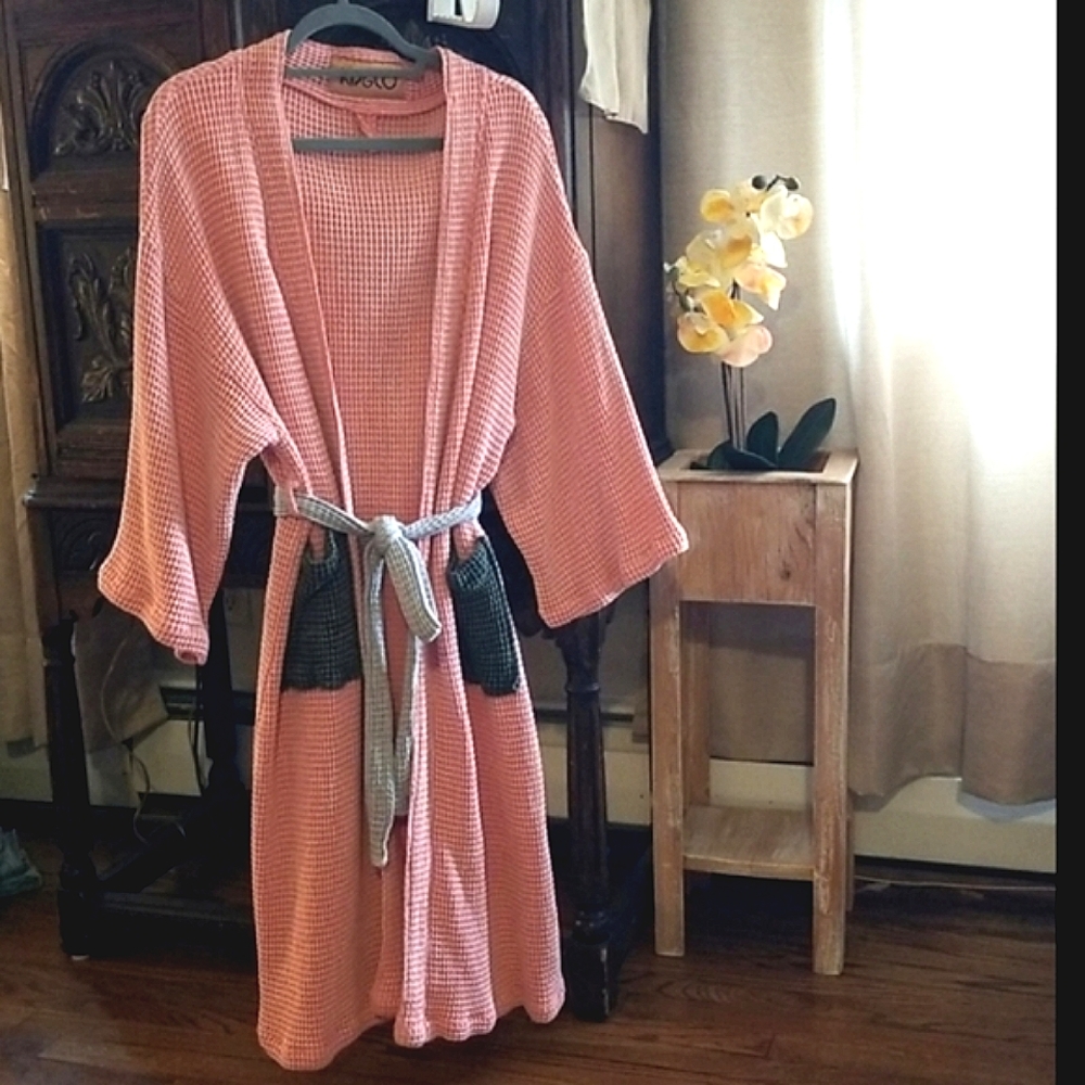 Waffle-Knit Pink Robe with Contrast Pockets - Unbranded
